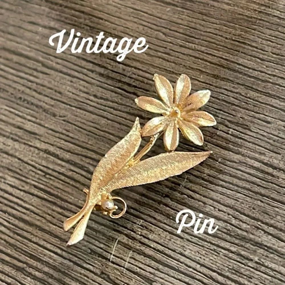 Vintage Textured Daisy Pin